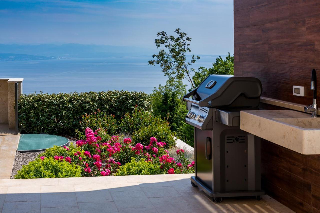 Villa Altavista - Seaview & Relax With Heated Pool & Minigolf Opatija Eksteriør bilde